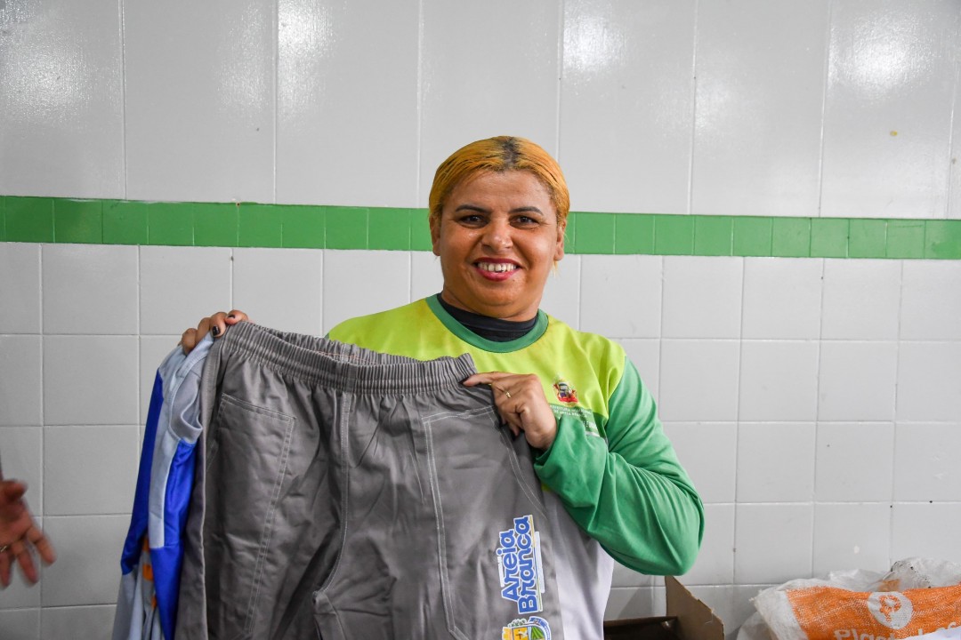 Servidores do setor de obras e limpeza recebem novos uniformes de trabalho