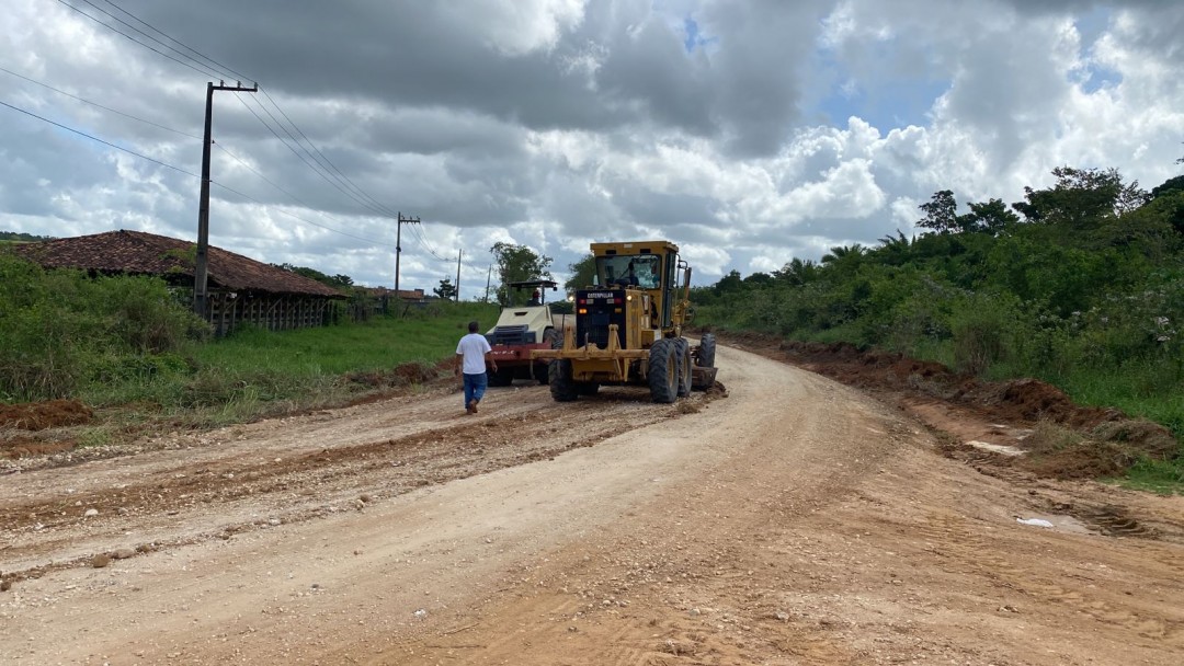 Prefeitura realiza recuperação de estradas nos povoados