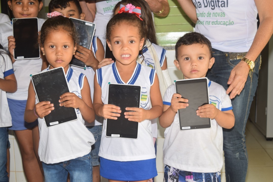 Prefeitura de Areia Branca entrega tablets do projeto “Aula Digital”