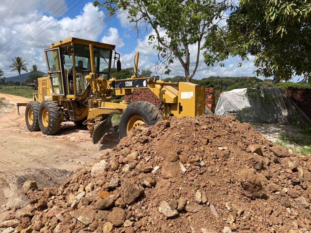 Prefeitura de Areia Branca inicia melhoria de estradas vicinais com serviço de patrolamento