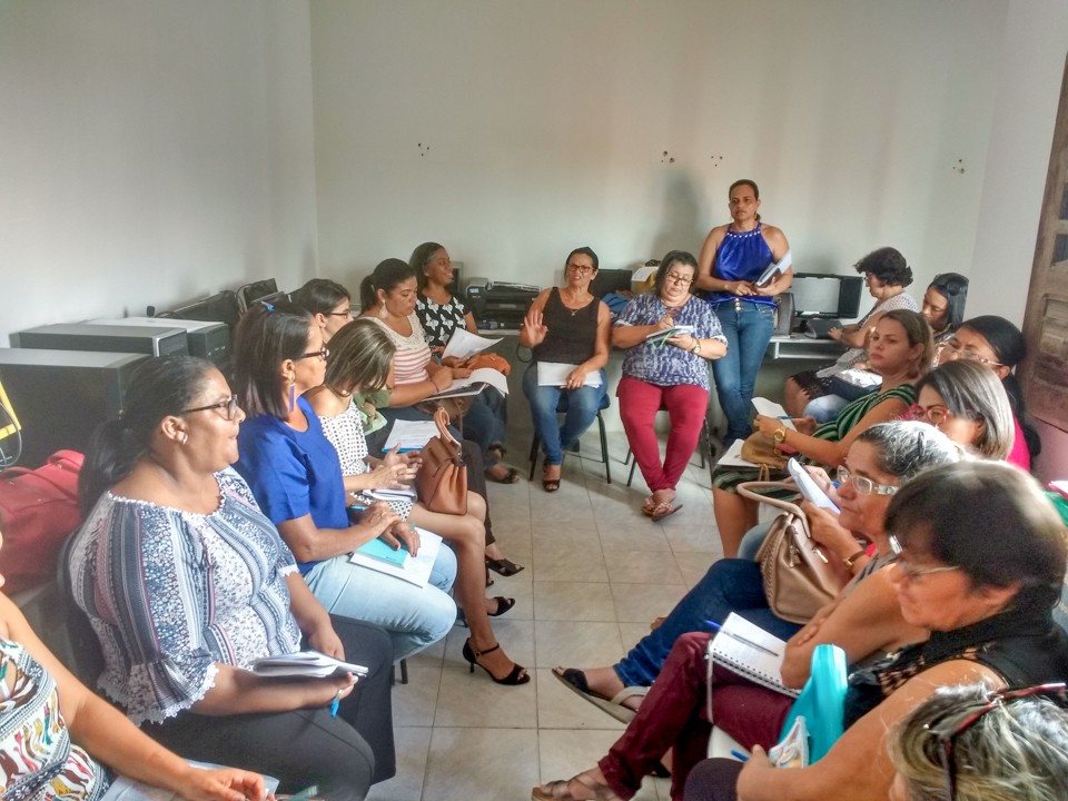 A Secretária de Educação, Josineide Alves, participa de reunião com diretoras da rede municipal de ensino
