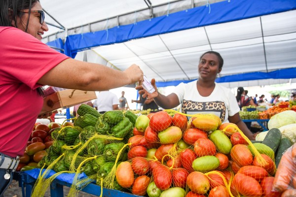 Prefeitura realiza ação especial na feira em alusão ao Dia da Mulher