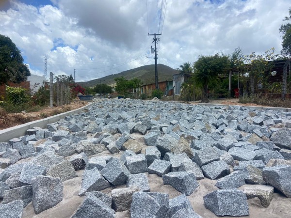 Prefeitura de Areia Branca Investe no Desenvolvimento do Povoado Cajueiro com Obras de Calçamento