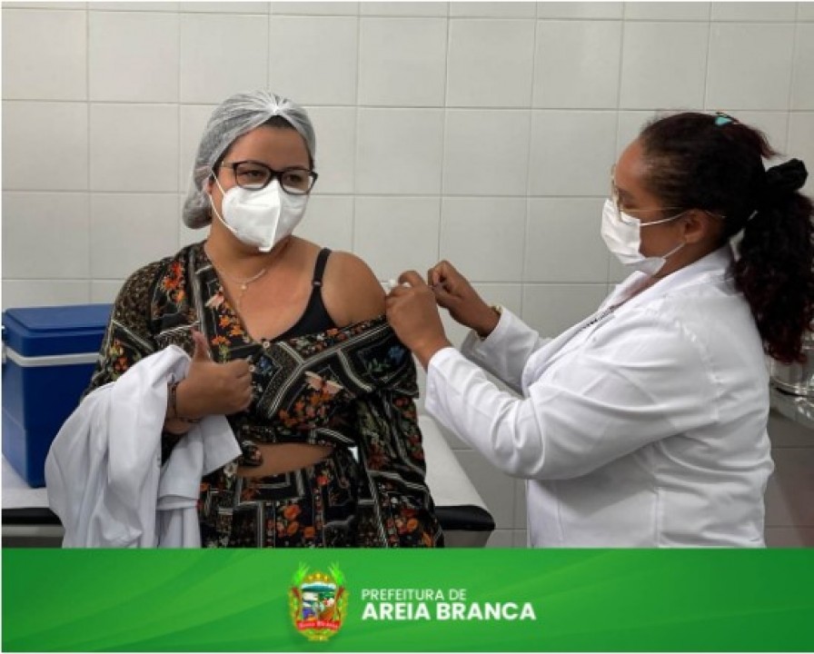 A médica Flaênia Pereira da Silva é a primeira a ser vacinada em Areia Branca