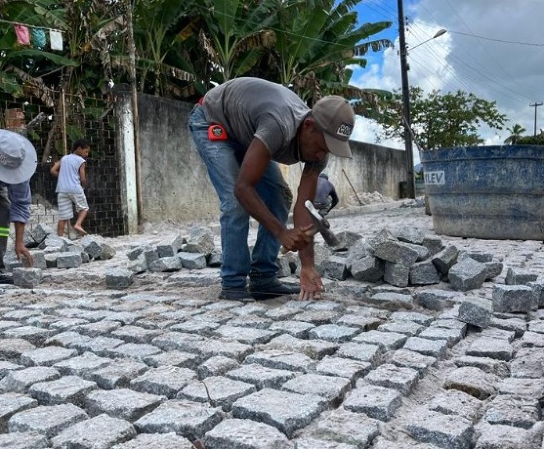 Obras de pavimentação seguem a todo vapor nas ruas do Povoado Manilha e Macaco