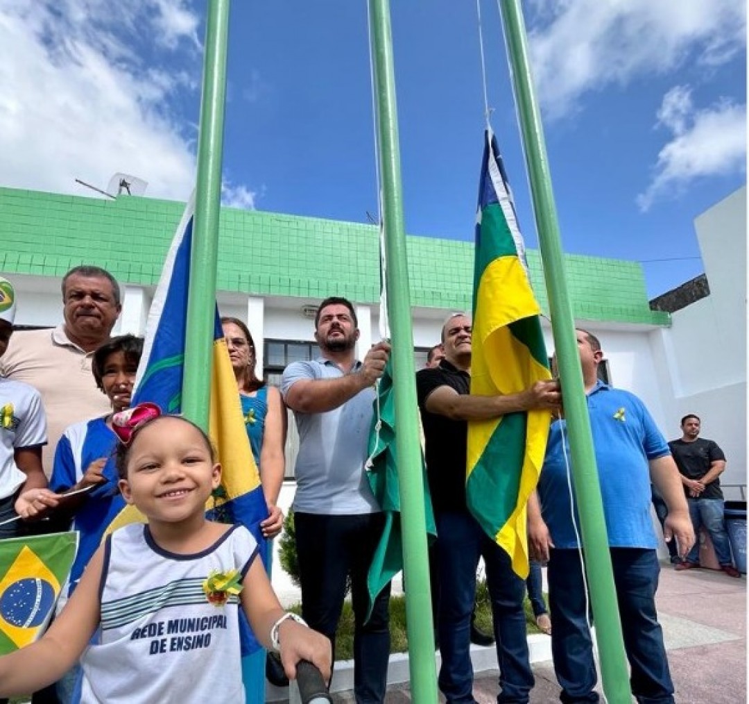 Prefeitura realiza hasteamento da bandeira na abertura da semana da pátria